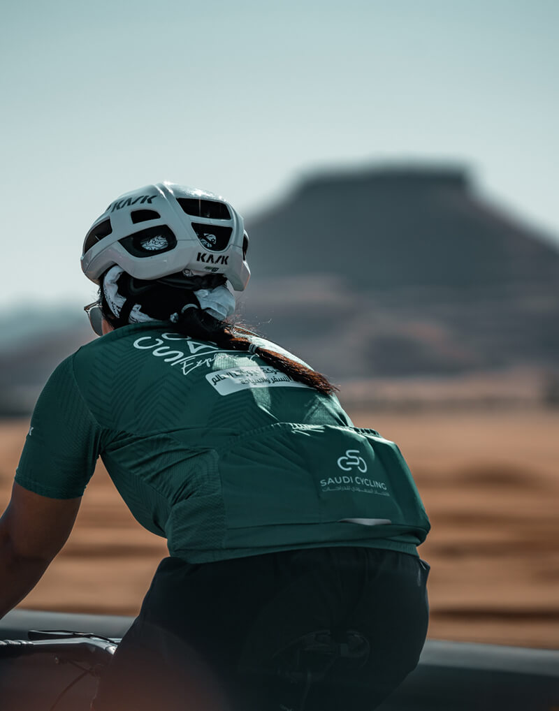 Cyclistes sur une route d'AlUla
