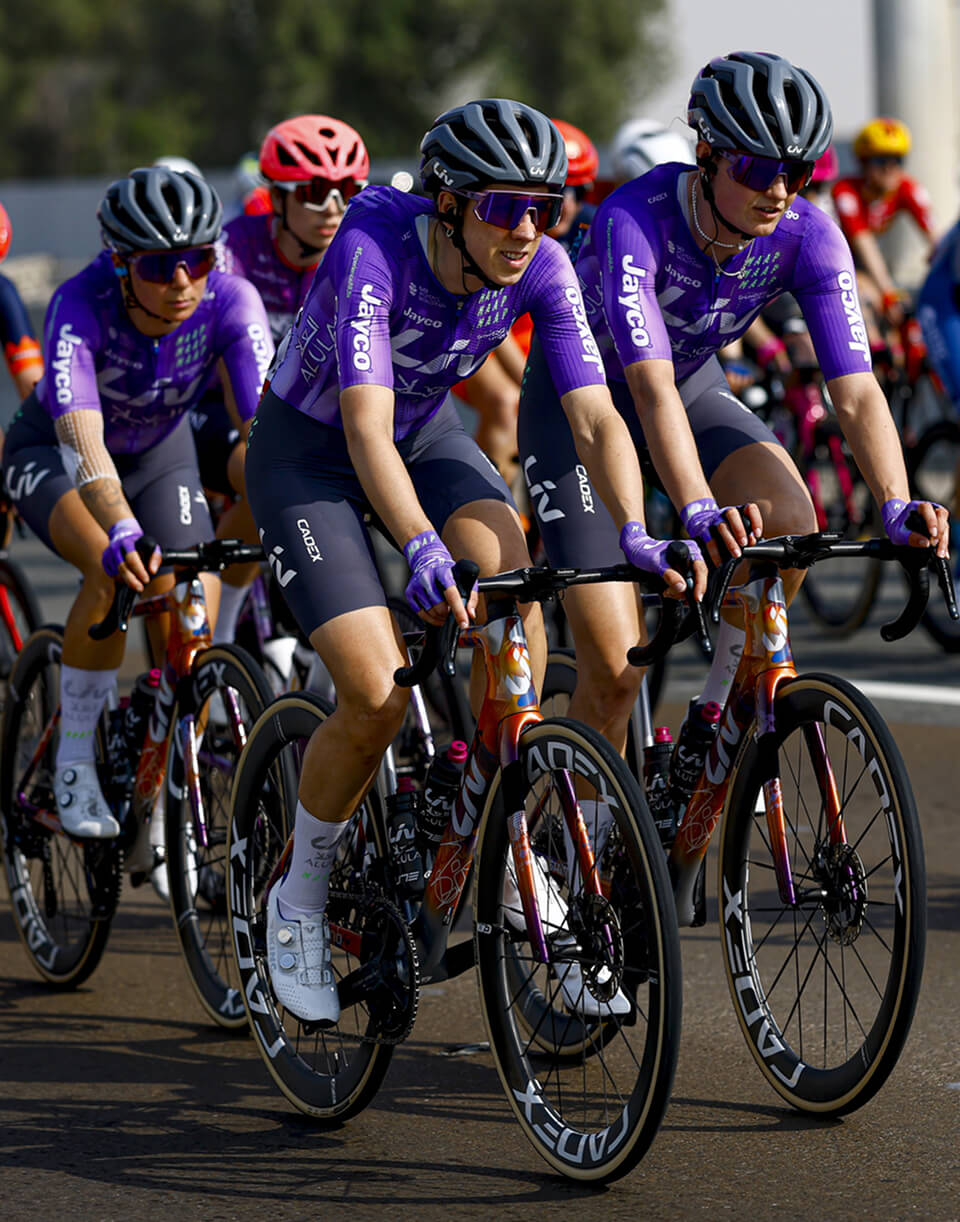 Les coureurs de l'équipe Jayco AlUla à l'entraînement