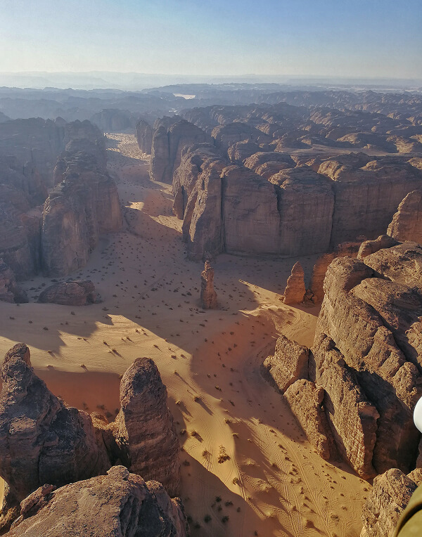 Vue aérienne des formations rocheuses d'AlUla